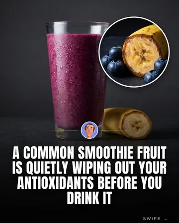 Första bilden: ett glas blåbärssmoothie bredvid en banan och blåbär, under rubriken att en vanlig smoothiefrukt slår ut antioxidanterna innan du dricker
