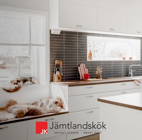 Annonsbild för Jämtlandskök – stilrent vitt kök med smarta detaljer och varm känsla.