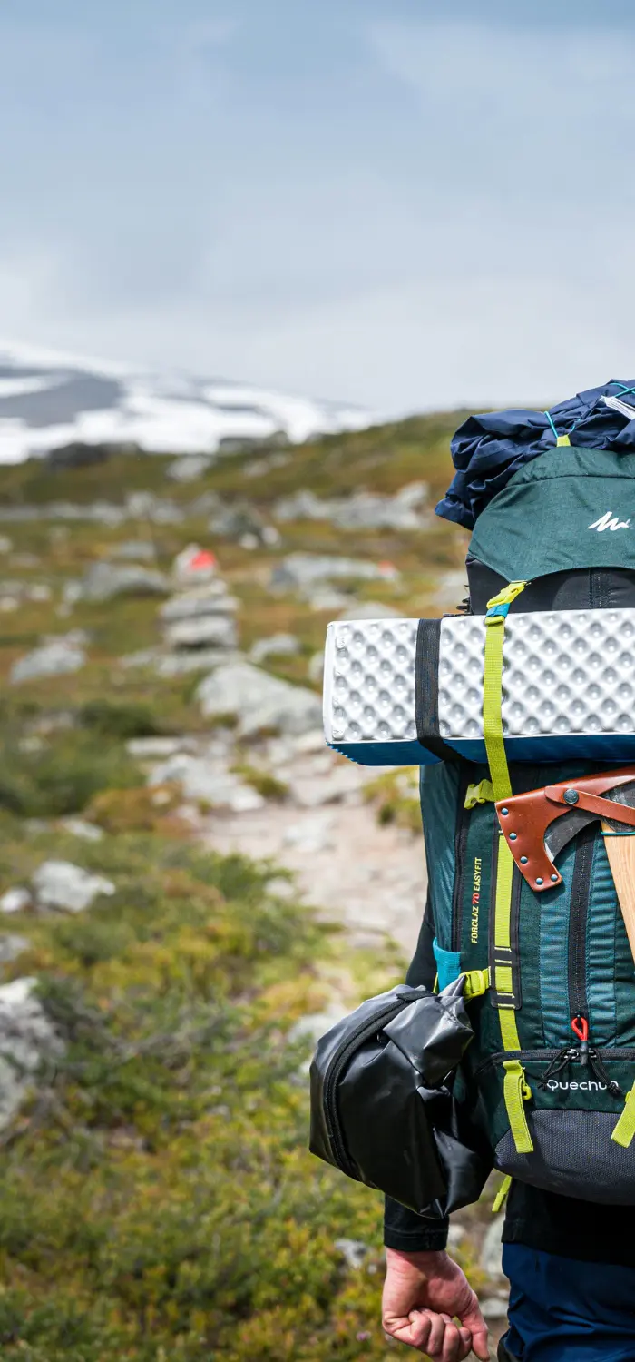 Närbild på person med vandringsutrustning i Jokkmokks fjäll.