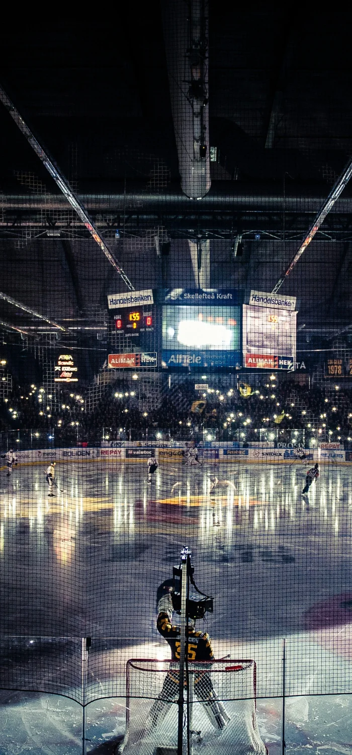 Skellefteå Kraft Arena med publik och hockeyspelare på isen marknadsföring i Skellefteå.