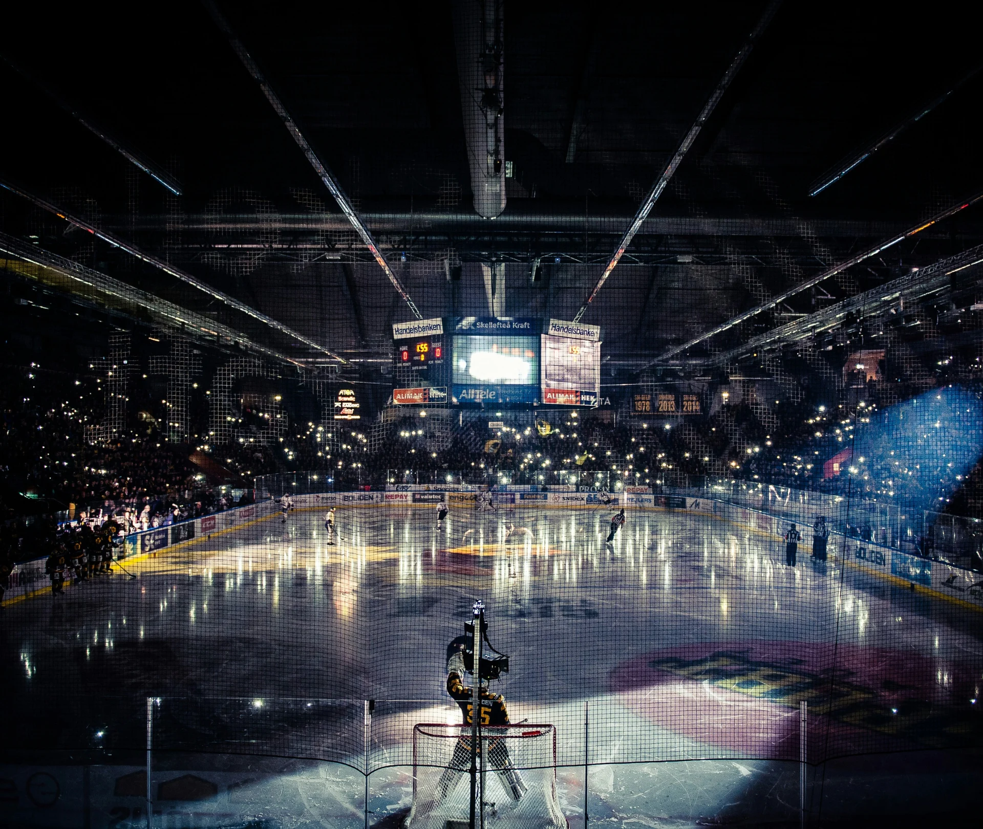 Ishockeymatch i Skellefteå Kraft Arena med publik och ljusshow marknadsföring i Skellefteå.