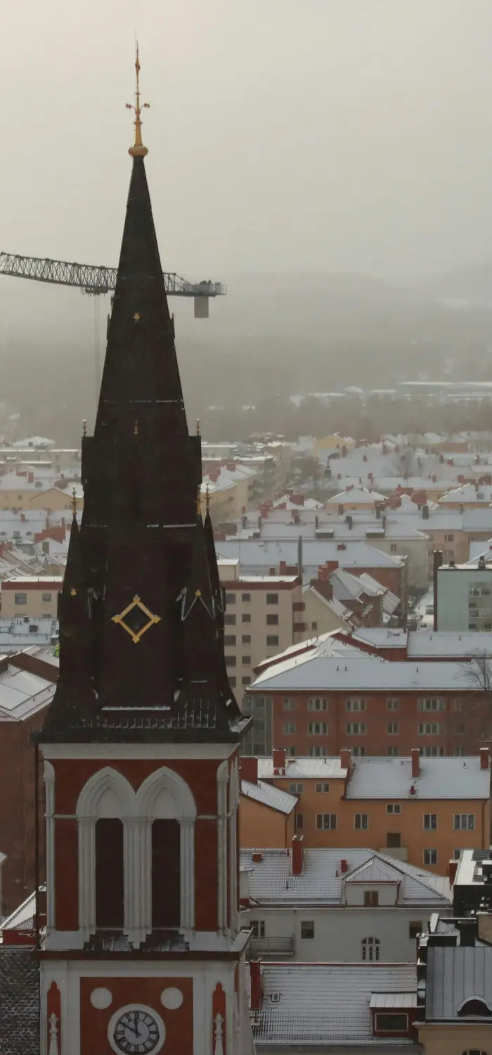 Umeå domkyrka i vinterskrud med utsikt över staden – webbyrå i Umeå.