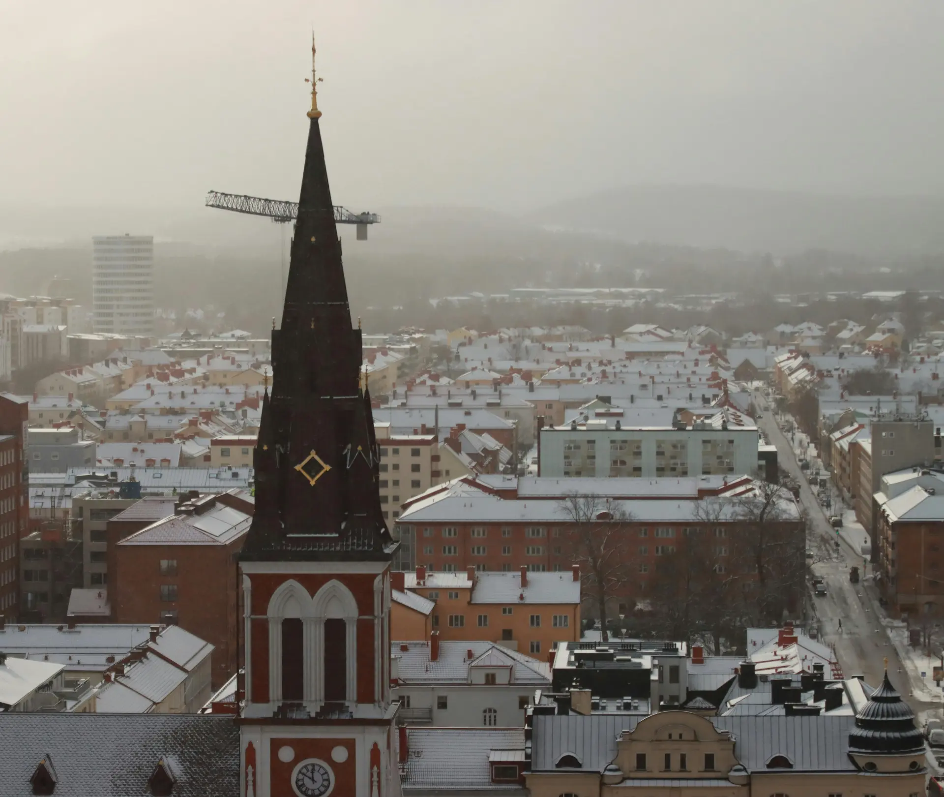 Umeå stadsvy med domkyrkan och snötäckta hustak – webbyrå i Umeå.